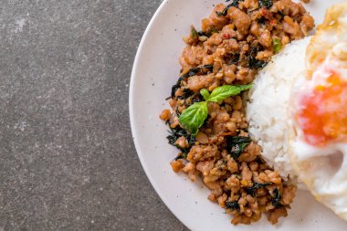 fesleğen pilav ve kızarmış yumurta ile tavada kızartılmış domuz eti