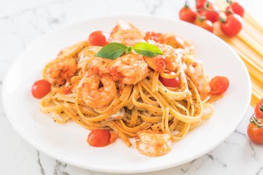 Spagetti karides, domates, fesleğen ve peynir ile 