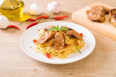 Sai Aua (Notrhern Tay baharatlı sucuk ile tavada kızartılmış spagetti)