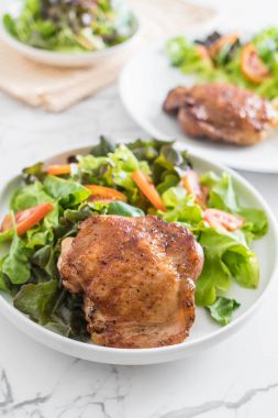 ızgara tavuk biftek sebze salatası ile