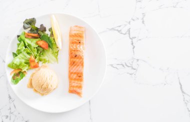 püre patates ve sebze ızgara somon biftek