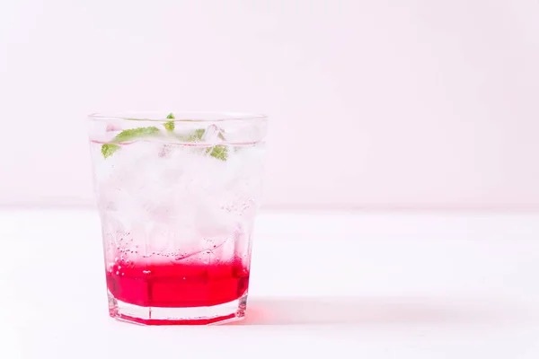 Iced strawberry soda — Stockfoto