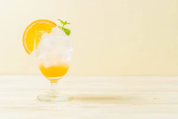 Апельсиновый сок с содовой — стоковое фото