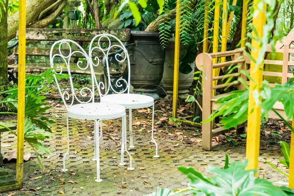 Puste krzesło i stół w ogrodzie — Zdjęcie stockowe