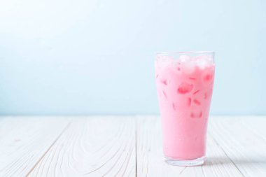 pembe çilek milkshake