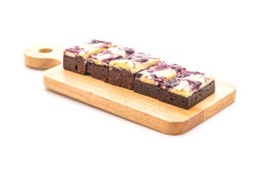 yaban mersini peynir kek beyaz arka plan üzerinde