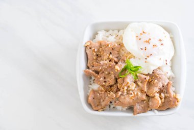 yumurta ile tepesinde pirinç Sarımsak soslu tavada kızartılmış domuz eti