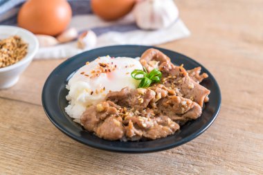 yumurta ile tepesinde pirinç Sarımsak soslu tavada kızartılmış domuz eti