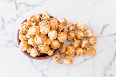 Patlamış Mısır ile karamel