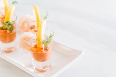 Karides kokteyl sosu ile