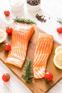 Limon domates Biberiye Biber ve tuz ile Çiğ somon fileto 