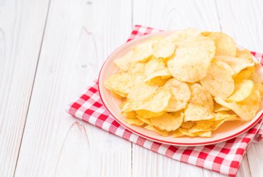 patates cipsi plaka üzerinde