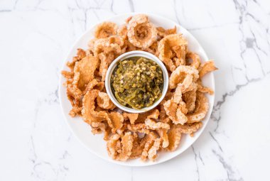 Kızarmış domuz eti rince ya da domuz eti aperatif Kuzey Tayland yeşil biber D ile