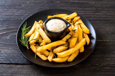 Soslu patates kızartması.