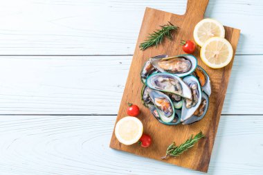 ahşap tahta üzerinde taze midye