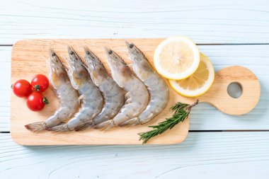 Tahtada çiğ karides ya da karides.