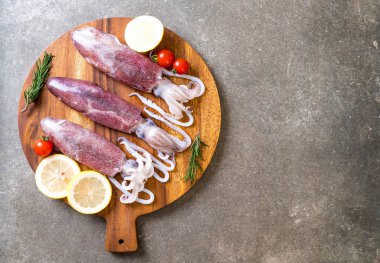 taze ahtapot veya mürekkep ahşap tahta üzerinde ham