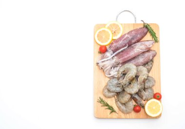 taze deniz ürünleri ham (karides, mürekkep) ahşap tahta üzerinde 