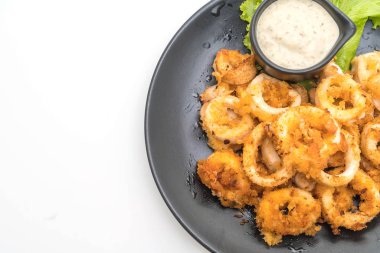 Kızarmış squids ve soslu ahtapot (kalamar)