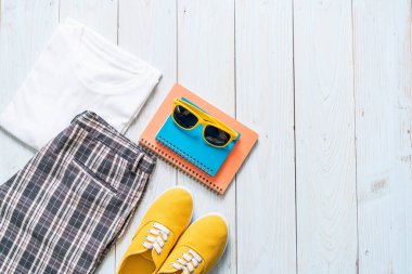 Gezgin, yaz tatili erkekler rahat kıyafetler