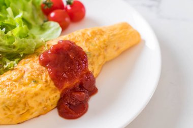 Bir omlet kaydırma aromalı Fried Rice