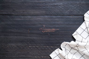 ahşap arka plan üzerinde mutfak bezi (peçete)