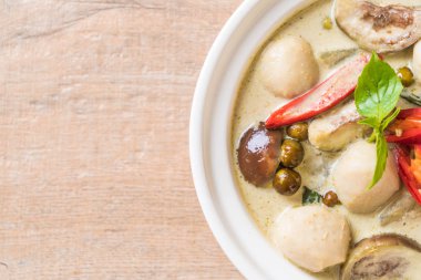 Balık topu ile yeşil köri