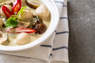 Balık topu ile yeşil köri