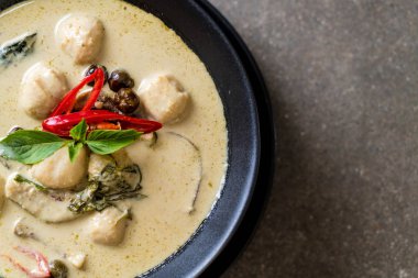 Balık topu ile yeşil köri