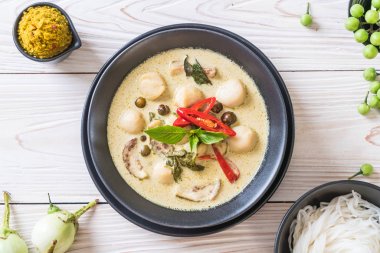 Balık topu ile yeşil köri