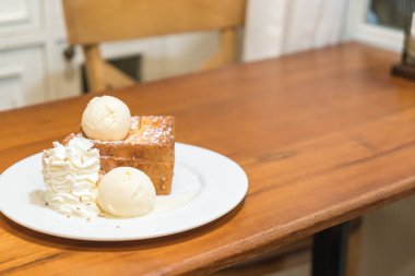 vanilyalı dondurma ile bal tost