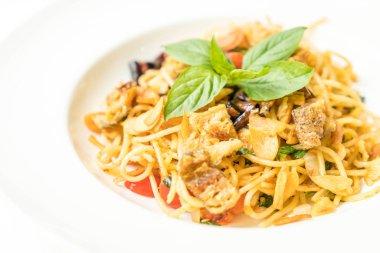 Tavada kızartılmış spagetti ve kurutulmuş gurami