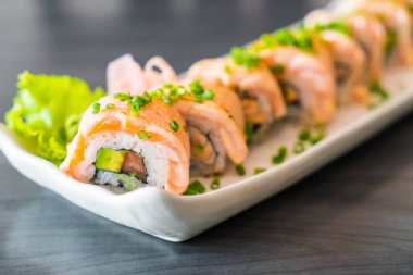 Izgara somon suşi roll