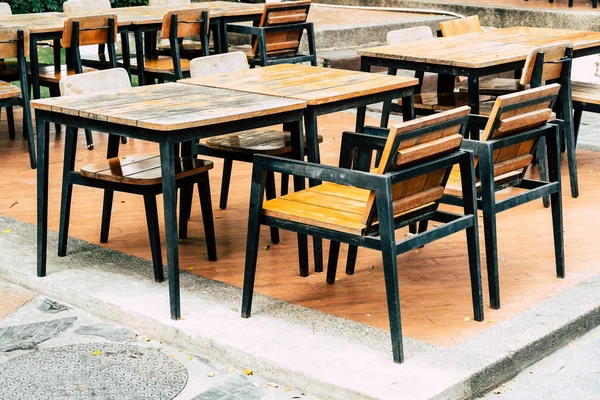 Tisch und Stuhl im Außenrestaurant leer — Stockfoto