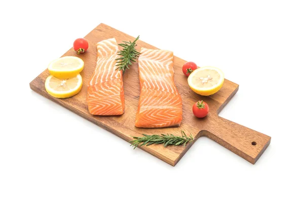 Сырое филе лосося с помидорами, розмариновым перцем и солью — стоковое фото