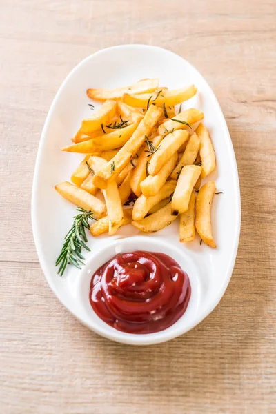 Batatas fritas com molho — Fotografia de Stock