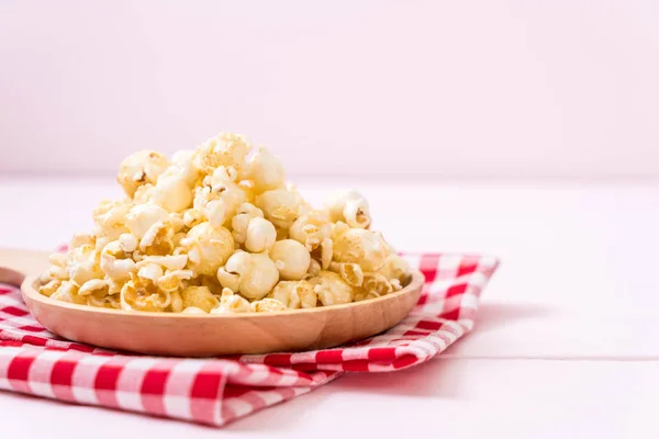 Sladký popcorn na dřevo — Stock fotografie