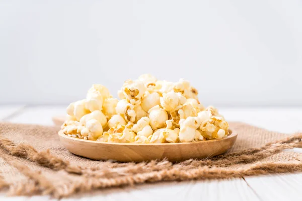 Sladký popcorn na dřevo — Stock fotografie