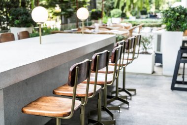 açık bar üzerinde boş sandalye