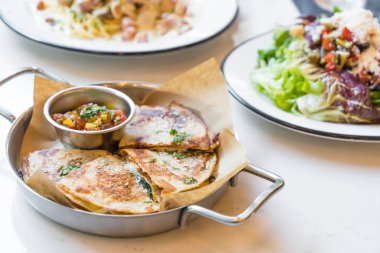 Quesadilla İtalyan sosis