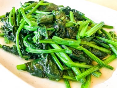 plaka üzerinde kızarmış ıspanak