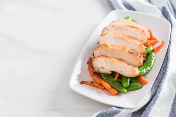 Grilled chicken with green peas and carrot — Stock Photo, Image