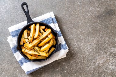 Soslu patates kızartması.