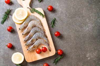 Tahtada çiğ karides ya da karides.