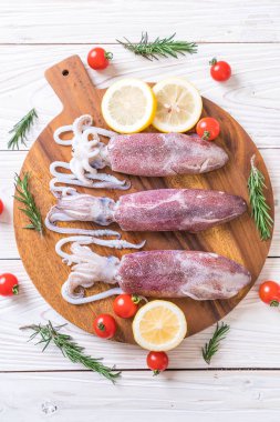 taze ahtapot veya mürekkep ahşap tahta üzerinde ham