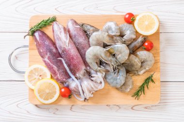 taze deniz ürünleri ham (karides, mürekkep) ahşap tahta üzerinde 