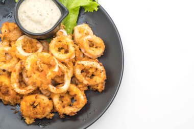 Kızarmış squids ve soslu ahtapot (kalamar)