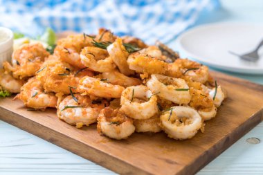 soslu kızarmış deniz ürünleri (mürekkep, karides, midye)