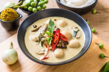 Balık topu ile yeşil köri