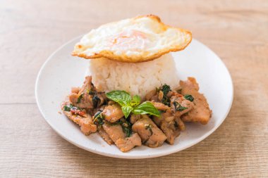 fesleğen pilav ve kızarmış yumurta ile tavada kızartılmış domuz eti